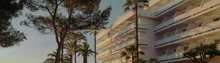 Resort hotel with palm trees, the venue style for an 800-attendee corporate event in Spain